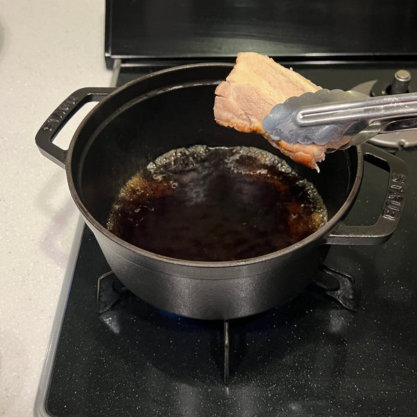 adding the pork slices into the braising liquid